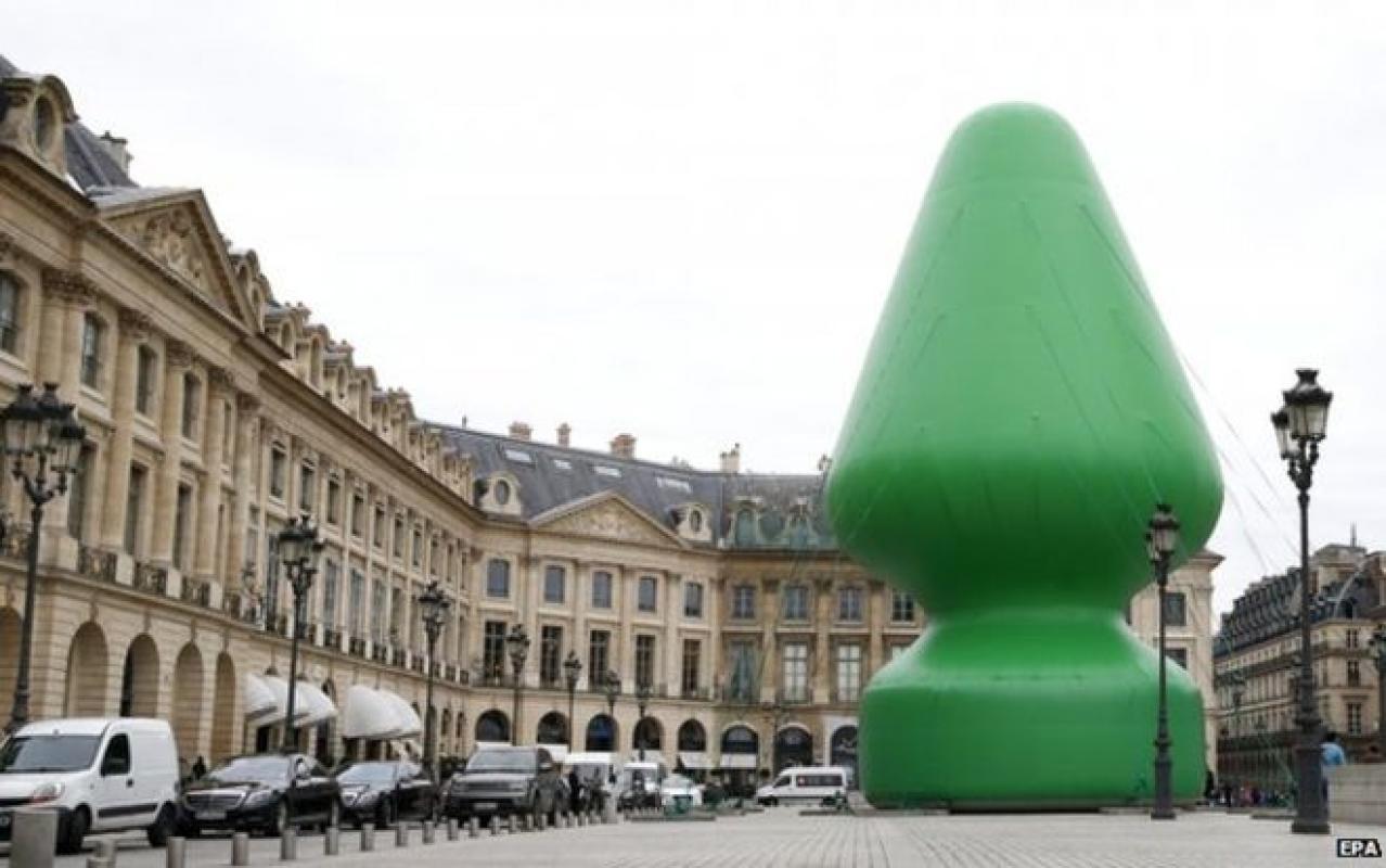 Patyčios iš Kalėdų tęsiasi. Paryžiaus centre – gigantiškas sekso žaislas vietoje Kalėdinės eglutės