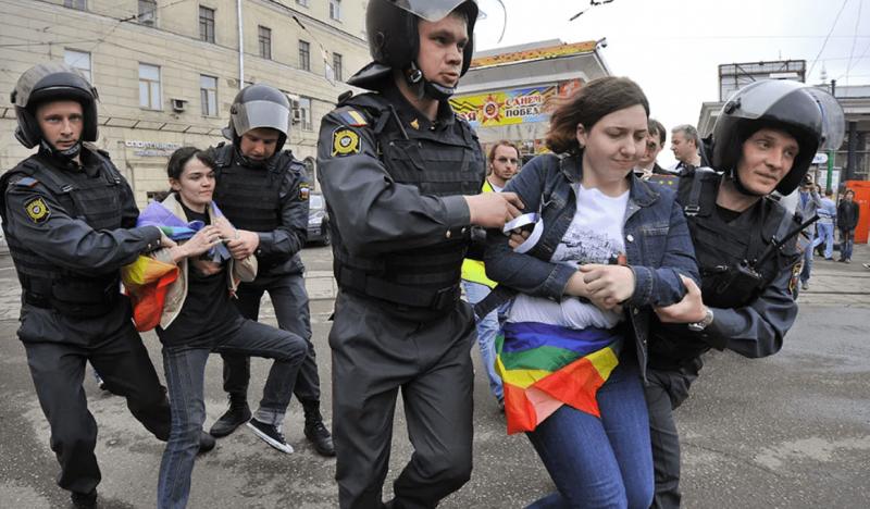 Rusija įveda milijonines baudas už LGBT, pedofilijos ir lyties keitimo propagavimą