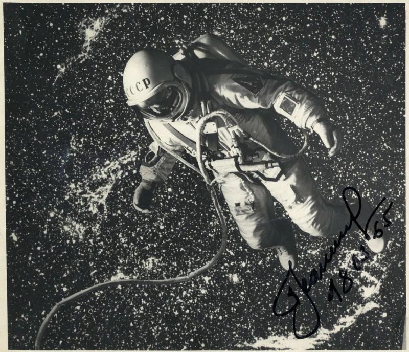 1965 metų kovo 18 dieną žmogus pirmą kartą išėjo į kosmosą. Juo tapo Tarybinis kosmonautas Aleksejus Leonovas