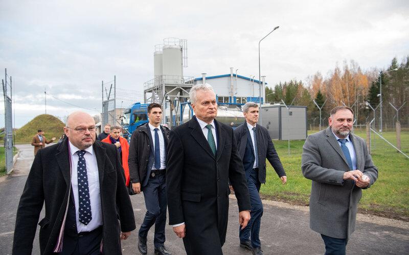 Nausėda Pakruojyje: Lietuva turi auginti investicijas į gynybos pramonę
