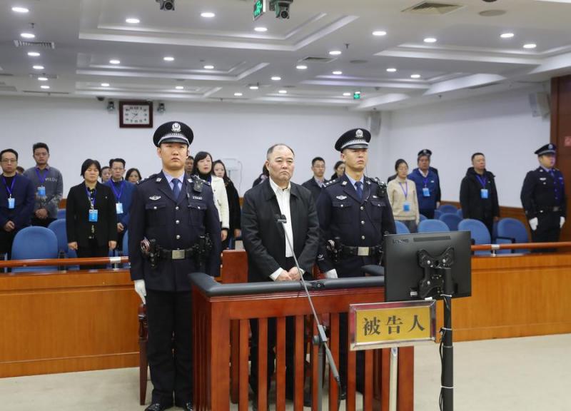 Kinijos bankininkas už kyšius nuteistas mirties bausme