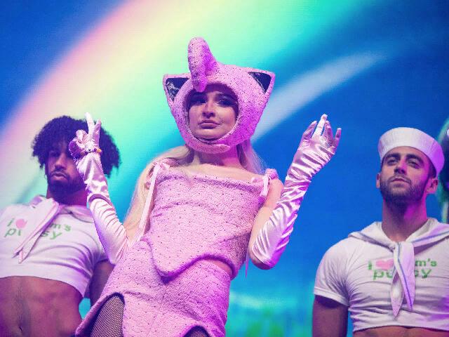 Popmuzikos žvaigždė transgenderis Kim Petras nori, kad žiūrovai užsiimtų seksu per koncertus, kuriuose gali dalyvauti vaikai