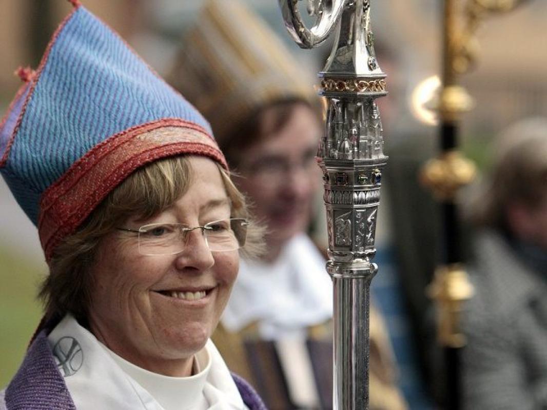 Pirmoji pasaulyje vyskupė-lesbietė paragino pašalinti kryžius nuo bažnyčios kupolų Stokholme