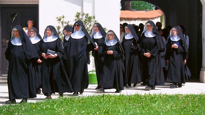 Milano vienuolynas priėmė  5 „pabėgėlius“ ir 9 vienuolės pastojo