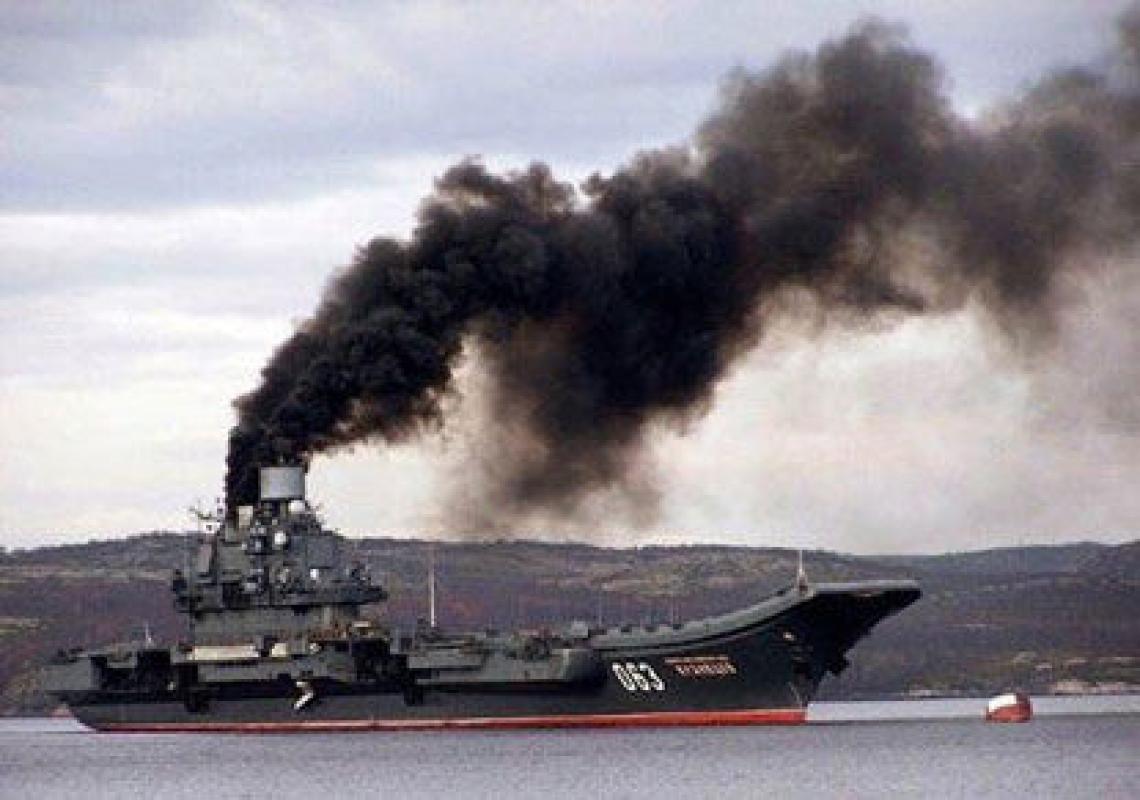 Įminta lėktuvnešio „Admirolas Kuzncovas“ dūmų paslaptis – kūreno rublių kupiūromis