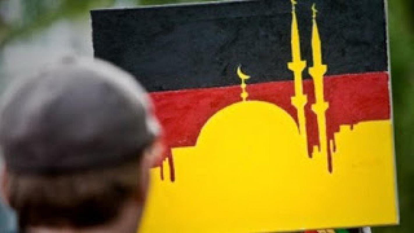 Merkel pripažino Vokietijoje esant nekontroliuojamas islamo zonas
